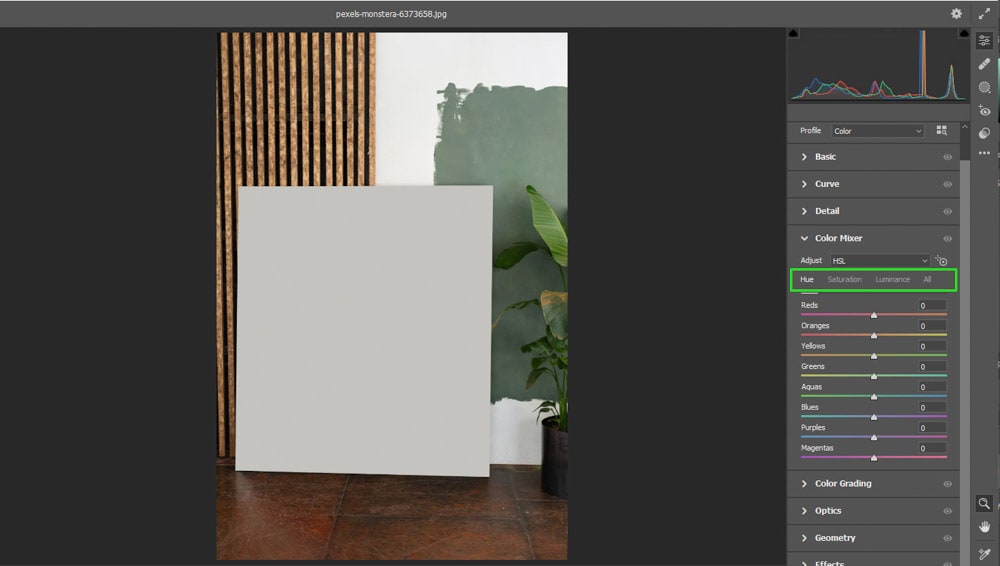 بین زبانه های Hue، Saturation و Luminance در منوی Color Mixer حرکت کنید. انتخاب زبانه hue به شما امکان می دهد رنگ های مختلف تصویر را تغییر دهید.  