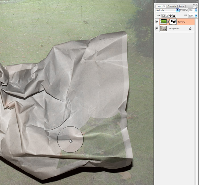 ماسک کردن بخش کاغذ مچاله شده از پس زمینه آن با استفاده از layer mask در فتوشاپ