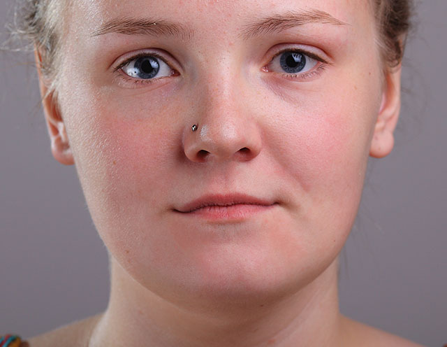 چگونه می توان از برس Spot Healing برای از بین بردن سریع برخی از جوش های حواس پرت کننده از صورت زن جوان استفاده کرد
