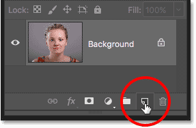 برای اینکه کار روتوش خود را از تصویر اصلی جدا نگه دارید، با فشار دادن و نگه داشتن کلید Alt (Win) / Option (Mac) روی صفحه کلید و کلیک کردن روی نماد افزودن لایه جدید، یک لایه جدید بالای تصویر اضافه کنید